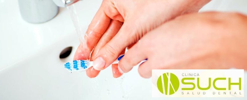 ¿Cómo limpiar y mantener correctamente el cepillo de dientes?